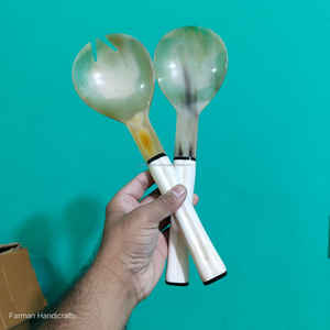 Ensemble élégant de cuillères à salade en corne de bœuf avec manche en os blanc, vaisselle artisanale à prix avantageux - Product Image 3