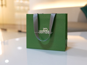 Bolsas de papel medianas de lujo para joyerías y boutiques de moda, Embalaje práctico elegante que refleja la excelencia de la marca - Product Image 2