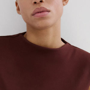 T-shirt élégant pour femme sans manches avec épaulettes et design peplum / Couleur unie avec logo, coupe droite et col rond - Product Image 2