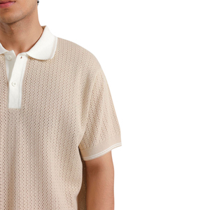 Polo de punto beige para hombre, personalizado, con cuello blanco en contraste, cierre de botones, textura hueca y transpirable, venta al por mayor - Product Image 5