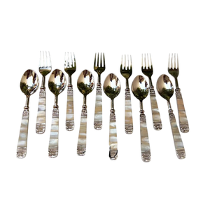 Juego de servidores de pescado victorianos antiguos, plateados en plata, con brillantes mangos de nácar y cubiertos de lujo para uso en restaurantes y hogares. - Product Image 5