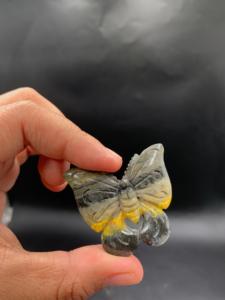Cabochon en jaspe papillon sculpté à la main de 40 mm, jaune-gris, à dos plat, pour la fabrication de bijoux - Product Image 5