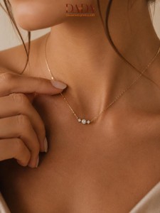 Collar de oro con diamantes para mujer, corte brillante redondo, estilo minimalista para uso diario. - Product Image 4