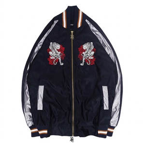 Chaqueta Sukajan de estilo urbano para hombre, tela satinada suave, ligera, moderna, con diseño bordado. - Product Image 1