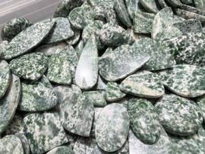 Diopside vert naturel poli avec zoïsite, formes mélangées, pierres précieuses en vrac - Product Image 2