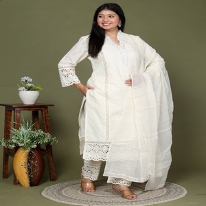 Conjunto de Kurta Tradicional de Algodón Blanco Elegante para Mujer NIYANI, con Bordado Schiffli y Detalles de Encaje en la Dupatta, Estilo Étnico para Bodas y Diwali - Product Image 3