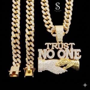 Chaîne cubaine tendance pour hommes européens et américains, style hip-hop, en alliage doré, avec pendentif motif croix incrusté de diamants - Product Image 1