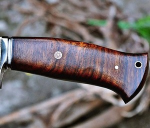 Cuchillo de caza hecho a mano con hoja de acero de Damasco, mango de madera y funda de cuero. Compatible con ODM. - Product Image 2