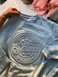 เสื้อสเวตเชิ้ตคอกลมผู้ชาย ปักลายนูน 3 มิติ ทรงโอเวอร์ไซส์ พิมพ์ลายโลโก้ตามสั่ง น้ำหนัก 240 กรัม - Product Image 1
