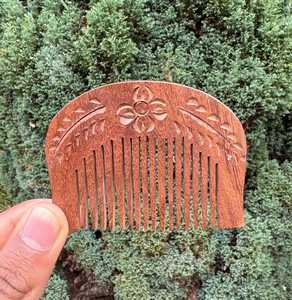 Outil de coiffage de barbe sculpté à la main, taille mini, facile à transporter, sculpture rustique, design vintage, pour usage personnel et cadeaux. - Product Image 1