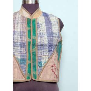 Gilet élégant en coton Kantha fait main pour femme, col en V, veste courte d'hiver avec logo brodé au dos, style streetwear - Product Image 2