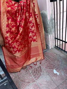 <b>Red</b> Banarasi <b>Silk</b> Saree shimmering Gold Zari work Banarasi Craftsmanship <b>Red</b> <b>Silk</b> Masterpiece Intricate Gold Zari Weaving Saree - Product Image 3