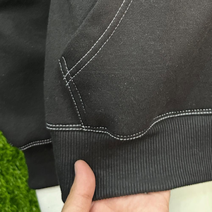 Sudadera con capucha transpirable para hombre al por mayor, último estilo, color negro, estampado frontal, streetwear, con cremallera y costuras en contraste blancas - Product Image 4