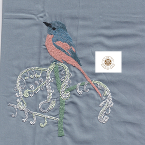 Serviette brodée délicate avec motif d'oiseau, parfaite pour une décoration raffinée de la table à thé. - Product Image 2