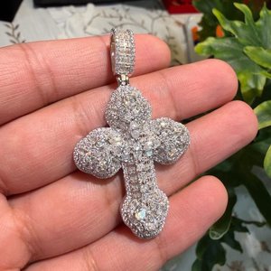 Colgante Religioso Unisex de Plata de Ley 925 con Moissanita, Corte Brillante Redondo VVS, Hecho a Mano, con Cruz - Product Image 5