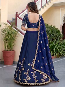 Robe de demoiselle d'honneur classique bleu marine brodée, style lehenga choli, avec haut court à col en V, sans manches, dos nu, coupe bal, longueur ras du sol - Product Image 3