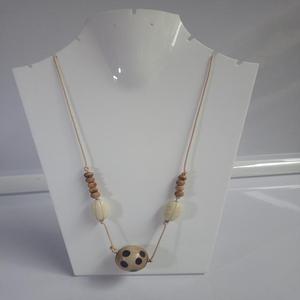 Collier moderne en résine perlée, perles artisanales artistiques, accessoire élégant pour femme, à porter au quotidien, tenue chic et tendance - Product Image 3