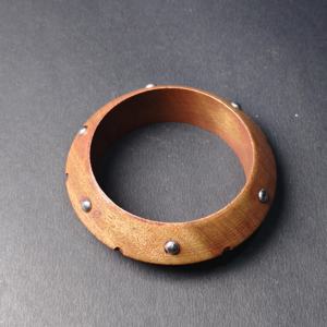 Brazalete de Madera con Perfil Cónico Inclinado y Detalles de Remaches Esféricos Plateados - Joyería de Madera Artesanal Vanguardista, Moderna y Ecológica - Product Image 3