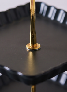 Présentoir à gâteaux carré à 2 niveaux en métal cannelé, finition noir mat, avec tige dorée et poignée en spirale, plateau de présentation, direct usine - Product Image 4