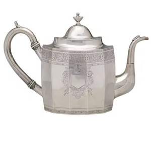 Théière vintage en argent avec détails cannelés, bande gravée, bec courbé, poignée ornée, couvercle bombé – Vaisselle de cuisine élégante et objet de collection - Product Image 3