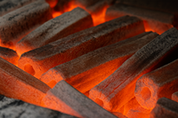 Briquettes hexagonales de charbon de bois noir à haute densité en sciure de bois dur, valeur calorifique 7000-8000 Kcal/kg, teneur en cendres 3,0-5,0%, pour barbecue