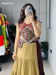 Lehenga de Rayón y Algodón de Alta Calidad con Volantes en Color Marrón y Beige Liso, con Bolso y Blusa con Bordado Gamthi, Proveedor Indio - Product Image 5