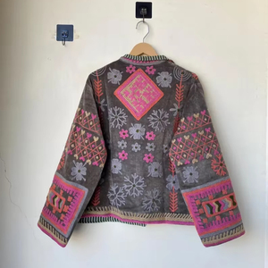 Veste kimono en velours Suzani faite à la main avec poche avant |   Couette écologique respirante matelassée 100% coton anti-plis séchage rapide style bohème - Product Image 1