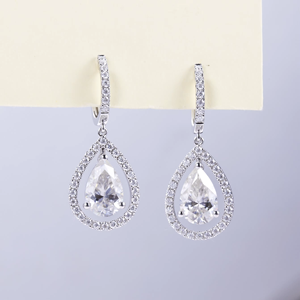 Pendientes de Diamantes en Oro Blanco, Corte Pera, Color D, Estilo Clásico, Joyería de Boda para Mujer - Product Image 1