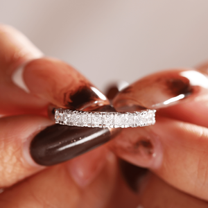 Anillo de Oro Blanco Sólido de 14K con Diamante Cultivado en Laboratorio de Corte Princesa de 2mm Personalizable, Lujoso Anillo de Boda de Media Eternidad con 11 Piedras en Canal - Product Image 3