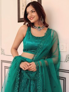 Robe de demoiselle d'honneur en tulle vert émeraude avec haut court perlé et jupe longue en A sans manches, col rond, style classique - Product Image 6