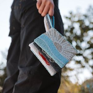 Portefeuille en toile de coton écologique fait main, brodé, avec perles, petite bourse à monnaie, pochette zippée, cadeau boutique - Product Image 1