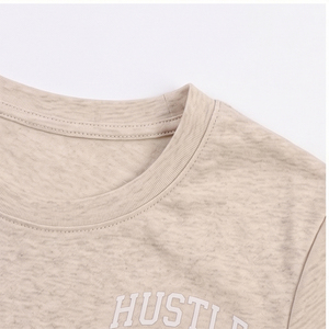 Conjunto de camiseta corta de manga corta y pantalones cortos para mujer con diseño de logotipo personalizado de fabricante profesional para uso casual. - Product Image 4