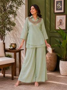 Conjunto de kurta bordada en verde salvia para mujer con pantalones de pierna ancha - Product Image 3
