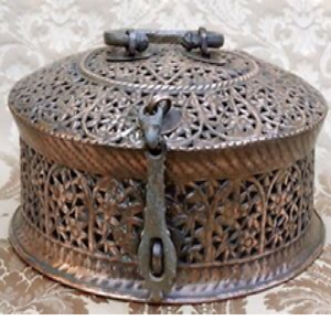 Paandan de metal oscuro con forma de cúpula, con exquisito filigranado floral y cierre seguro, disponible a precios de mayorista. - Product Image 1