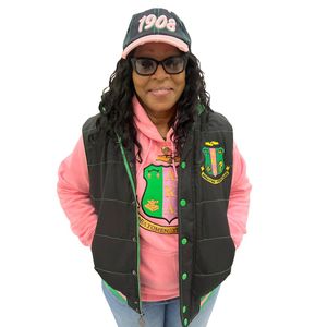 Gilet matelassé à capuche noir et vert AKA avec doublure en sherpa, veste d'hiver chaude décontractée pour femme avec accent rose - Product Image 1