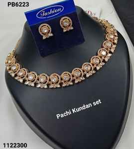 Conjunto de Joyería Étnica Nupcial de Latón Dorado con Circones y Kundan para Boda, Compromiso o Fiesta: Collar Gargantilla, Pendientes Colgantes y Tikka Tercero - Product Image 1