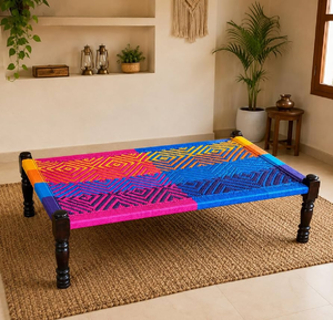 Banco charpai de madera resistente con un audazco patrón tejido en zigzag en blanco y negro, disponible a precios de mayorista. - Product Image 5