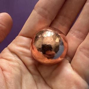 Esfera Decorativa de Cobre Puro Martillado - Orbe de Lujo Hecho a Mano con Impresión Offset Personalizada de Flor Audaz - Regalo Promocional - Product Image 1