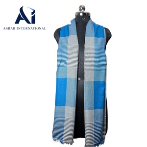Bufanda Asimétrica de Hombre, Diseño Geométrico Indigo, Tejida a Mano, Mezcla de Viscosa/Algodón, Estilo Gingham, Premium - Product Image 4