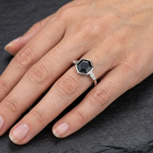 Bague minimaliste en argent sterling 925 plaqué oxydé avec pierre précieuse en onyx noir hexagonal de 8 mm, sertie dans un cadre, cadeau pour lui - Product Image 4