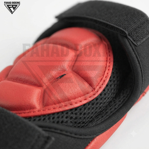 Protège-coudes de boxe en mousse haute densité, rouge et noir, dernière tendance, robustes, réglables, durables, avec sangle sécurisée - Product Image 6