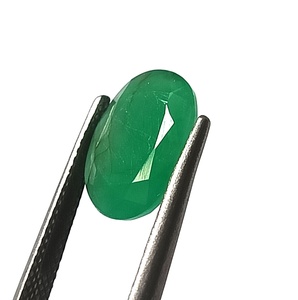 Magnifique émeraude naturelle zambienne taille ovale, pierre précieuse facettée de 3,90 carats, 9,5 x 12,9 mm, pour la création de bijoux. - Product Image 5