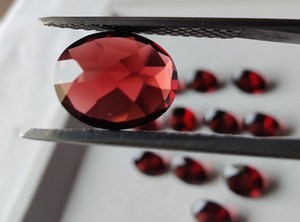Granat naturel 10x8mm ovale facetté, pierre précieuse non montée, qualité AAA+, pureté IF, granat rouge du Mozambique, 3,00 Ct - Product Image 3