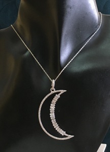 Collier pendentif demi-lune en argent sterling 925 plaqué rhodium avec pierre naturelle blanche taille baguette sertie en canal, chaîne torsadée, 1,50 carats au total G - Product Image 6