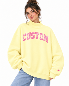 Sudadera de cuello alto para mujer con logotipo personalizado, amarilla, extragrande, de forro polar, con gráfico de letras rosas - Product Image 1