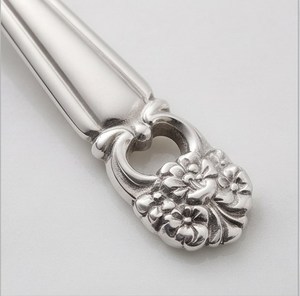 Cuillères à thé élégantes en acier inoxydable plaqué argent avec finition miroir, manche long, design classique pour les desserts de mariage - Product Image 2