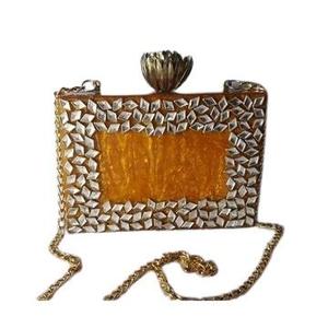 กระเป๋าคลัทช์ปักลายเคลือบทอง AL MALIK CRAFT สีแดงประดับด้วยหิน Kundan สไตล์ชาติพันธุ์โบราณ งานเลียนแบบโลหะ ของขวัญงานแต่งงานอุตรอาร์พราฏธ์ - Product Image 1