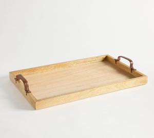 Plateau de service en bois naturel de luxe en gros pour hôtels, avec élégantes poignées en cuir marron et grain de bois artisanal - Product Image 2