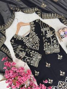 Ensemble de vêtements de mariage traditionnels indiens pakistanais pour femmes, en soie noire brodée, longueur au sol, avec travail au fil d'or - Product Image 2