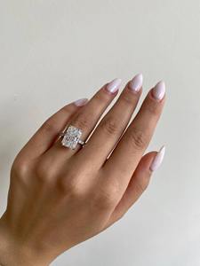 Anillo de Compromiso con Diamante Cultivado en Laboratorio de Corte Radiante Alargado de 7.50 Quilates, con Piedras Laterales y Halo Oculto, en Oro Blanco de 14k - Product Image 2